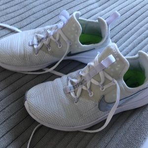 Nike training sneaker size 6